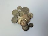 une pile de pièces de monnaie posée sur une surface blanche