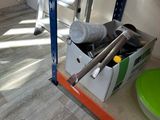 une boîte à outils posée sur une étagère dans une pièce
