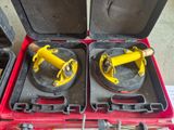 deux crampons jaunes dans un étui rouge posé par terre