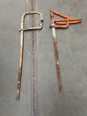 deux vieux outils qui traînent par terre