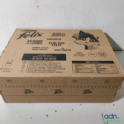 une boîte en carton sur laquelle est représenté un chat