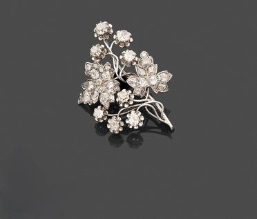 une broche en forme de fleur sertie de diamants, signée Van Cleef