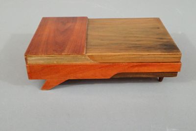 Boîte rectangulaire en bois de placage reposant sur deux pie…
