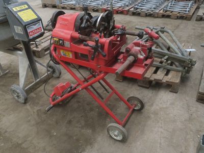 une machine rouge posée sur une palette