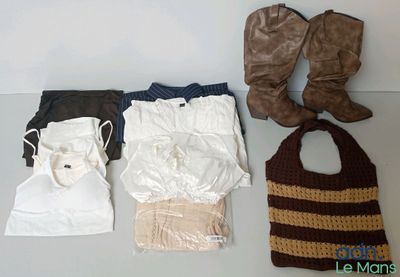 quatre paires de bottes, un sac, un sac à main et un pantalon