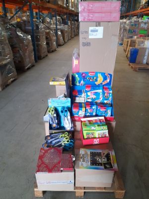 de nombreux cartons empilés sur une palette dans un entrepôt