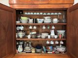 un buffet sur lequel sont posés de nombreux plats et tasses