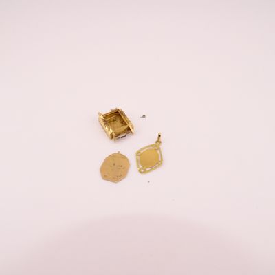 deux pièces d'or sont représentées sur un fond blanc