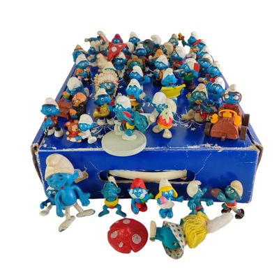 une boîte bleue avec plein de Schtroumpfs dedans