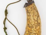 un gros plan d'un objet en bois entouré d'une corde
