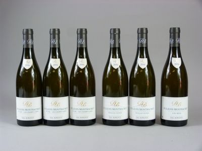 six bouteilles de vin sont alignées dans une rangée