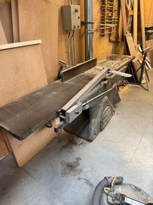 une photo d'un banc en bois dans un atelier