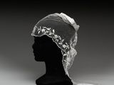 photographie en noir et blanc représentant la tête d'une femme portant un voile