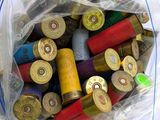un sac rempli de cartouches de fusil de chasse de différents types