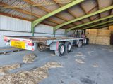 un camion qui est garé à l'intérieur d'un bâtiment