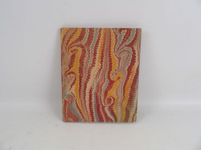 boîte recouverte d'un tissu à rayures orange, rouges, vertes et jaunes