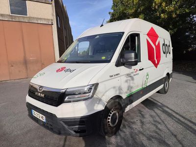 une camionnette blanche garée sur le parking