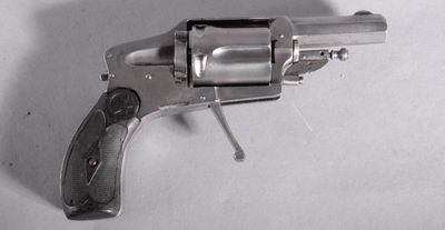 un pistolet posé sur une surface blanche