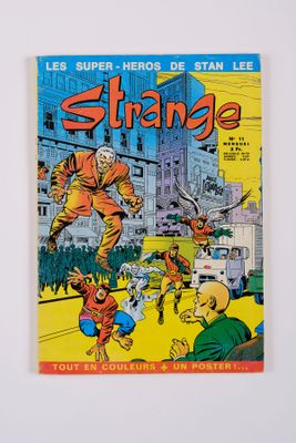 la couverture d'une bande dessinée insolite, sur laquelle on voit un homme survolant une ville