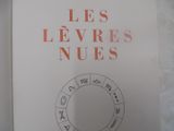 un livre dont la couverture est ornée d'un cercle sur lequel est inscrit « les lèvres nues »