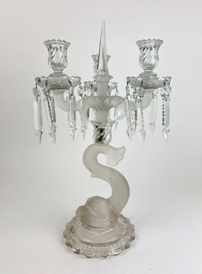 un chandelier en verre surmonté d'un dragon