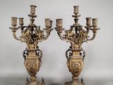 paire de chandeliers anciens en laiton sur des socles, ornés de fleurs et de feuilles