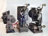 trois types de machines différents posés sur une surface blanche