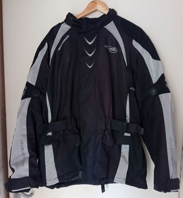 La veste est accrochée au mur, à côté d'un cintre.
