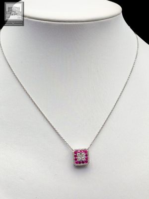 Collier en or blanc 750°/.(18K), orné d'un pendentif carré s…