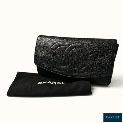 un portefeuille Chanel noir, avec un étui noir et un sac noir