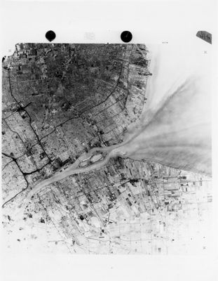 une photo en noir et blanc montrant une vue aérienne d'une ville