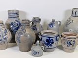 de nombreux vases posés sur une surface blanche