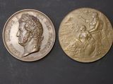 deux pièces d'or portant le portrait d'un homme et d'une femme