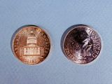 deux pièces de monnaie placées l'une à côté de l'autre sur une surface bleue
