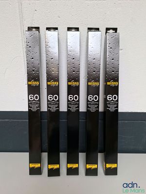 quatre skis sont alignés contre un mur