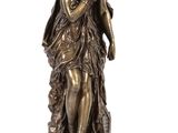 une statue antique en bronze représentant une femme tenant un enfant dans ses bras