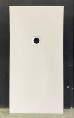 une image représentant une porte blanche percée d'un trou