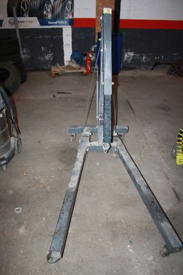 une photo d'un chariot élévateur dans un garage