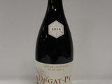 une bouteille de vin posée sur une table blanche