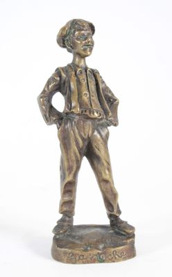 statue en bronze représentant un homme portant un chapeau et une veste