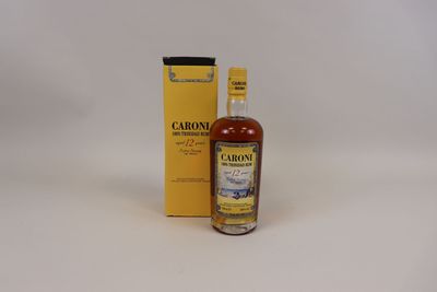 un gros plan sur une bouteille d'alcool à côté d'une boîte