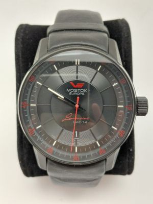 une montre posée sur un étui noir