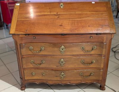 un petit bureau en bois surmonté d'un tiroir