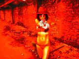 une femme en bikini et coiffée d'un chapeau, posant pour une photo
