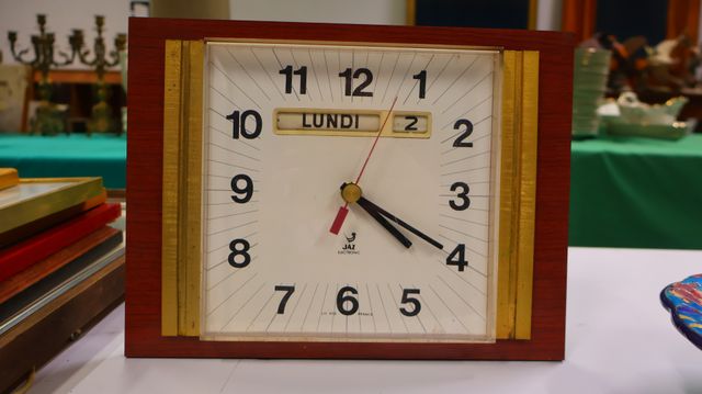 JAZ Electronique : pendule de cuisine avec calendrier