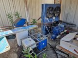 une photo montrant un tas de vieilleries devant un immeuble