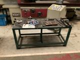 une photo d'un établi dans une usine, sur lequel sont posés des outils