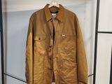 une veste marron accrochée à un porte-manteau dans une pièce