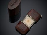 une montre et un étui posés l'un à côté de l'autre sur une table