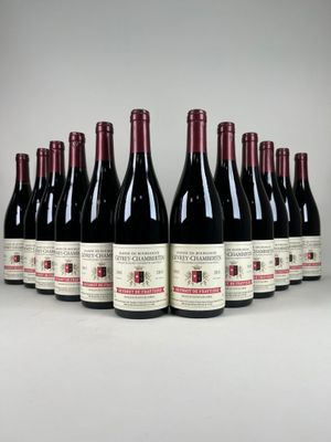 six bouteilles de vin rouge sont alignées
